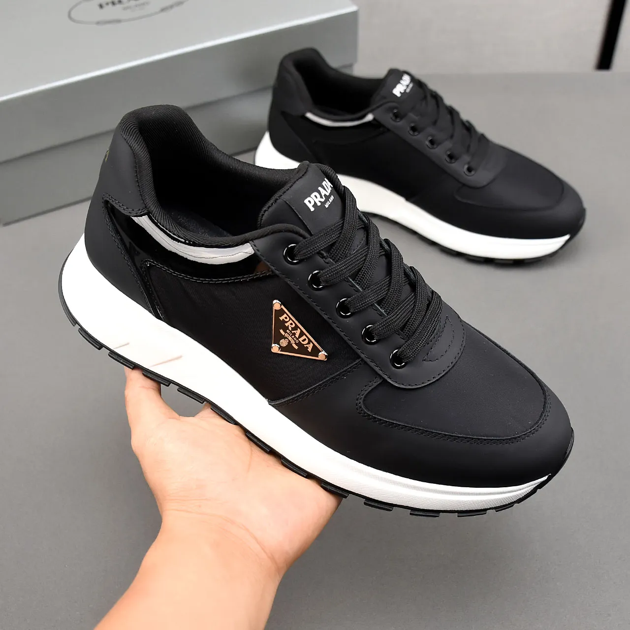 PP460👟👟👟Prada/Prada Prax men's series casual sports shoes Prax sports shoes combine style and comfort, with a unique sports design defined by exquisite materials and details. Fashionable, casual and versatile, it is decorated with an enameled triangle logo on the outside, a Prada Milano printed logo on the tongue, and a 2.5cm lightweight two-tone rubber sole for a comfortable wearing experience! Size: 38-39-40-41-42-43-44 standard leather shoe size